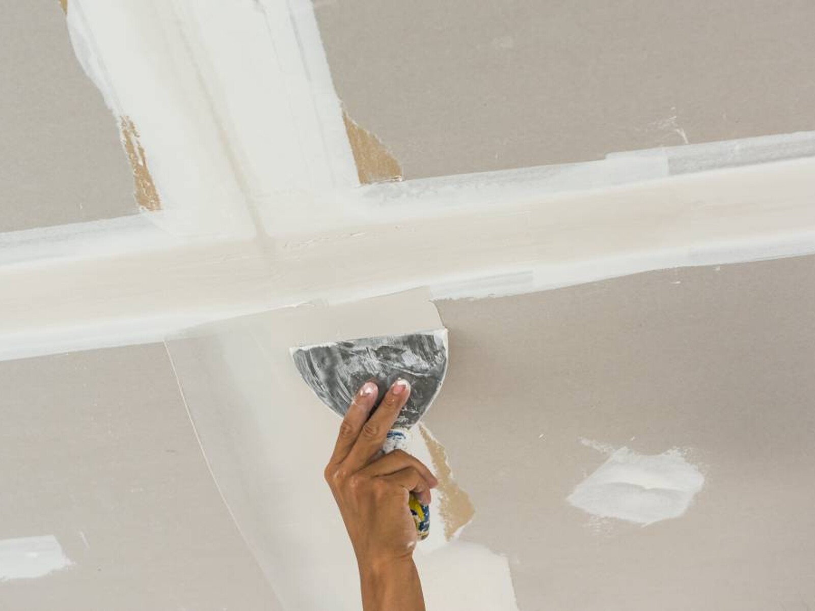 Ceiling Plastering Cost Guide | Airtasker UK