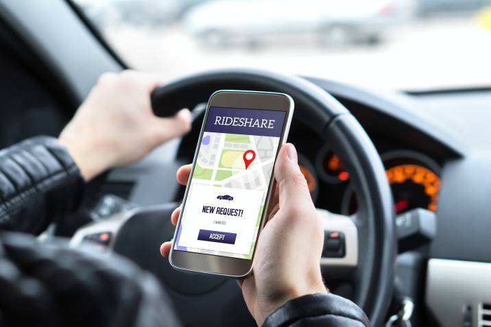 driver using ride sharing app 
