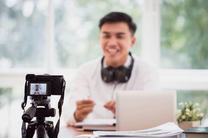 male blogger recording an online course, teaching digital marketing