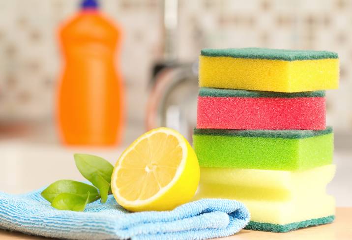 How to clean an oven with lemon juice
