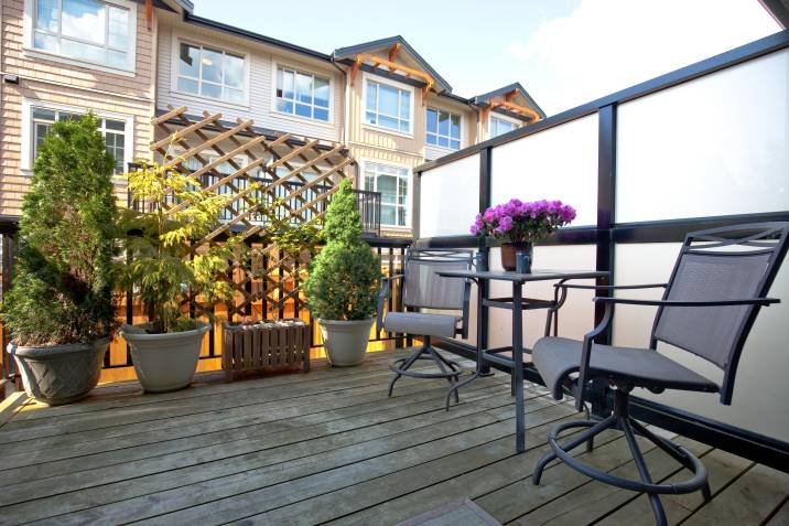 frosted glass privacy screen in a patio