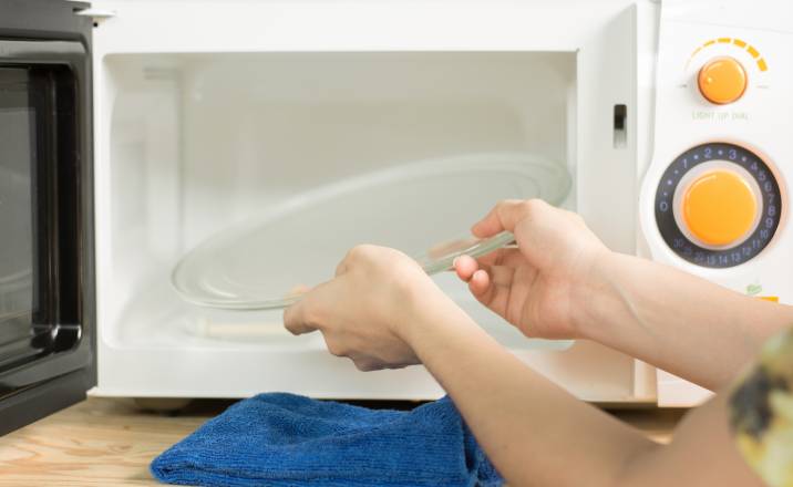 deep cleaning a microwave, removing microwave turntable to wash it 