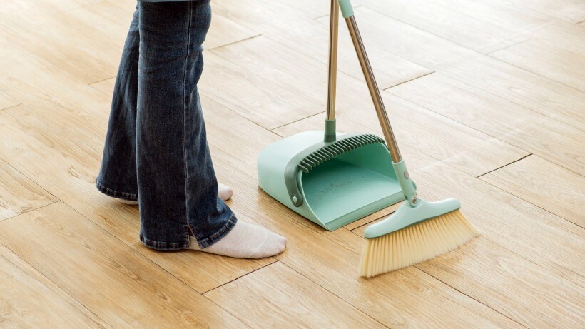 Sweeping vs vacuuming - comparison in terms of floor type compatibility