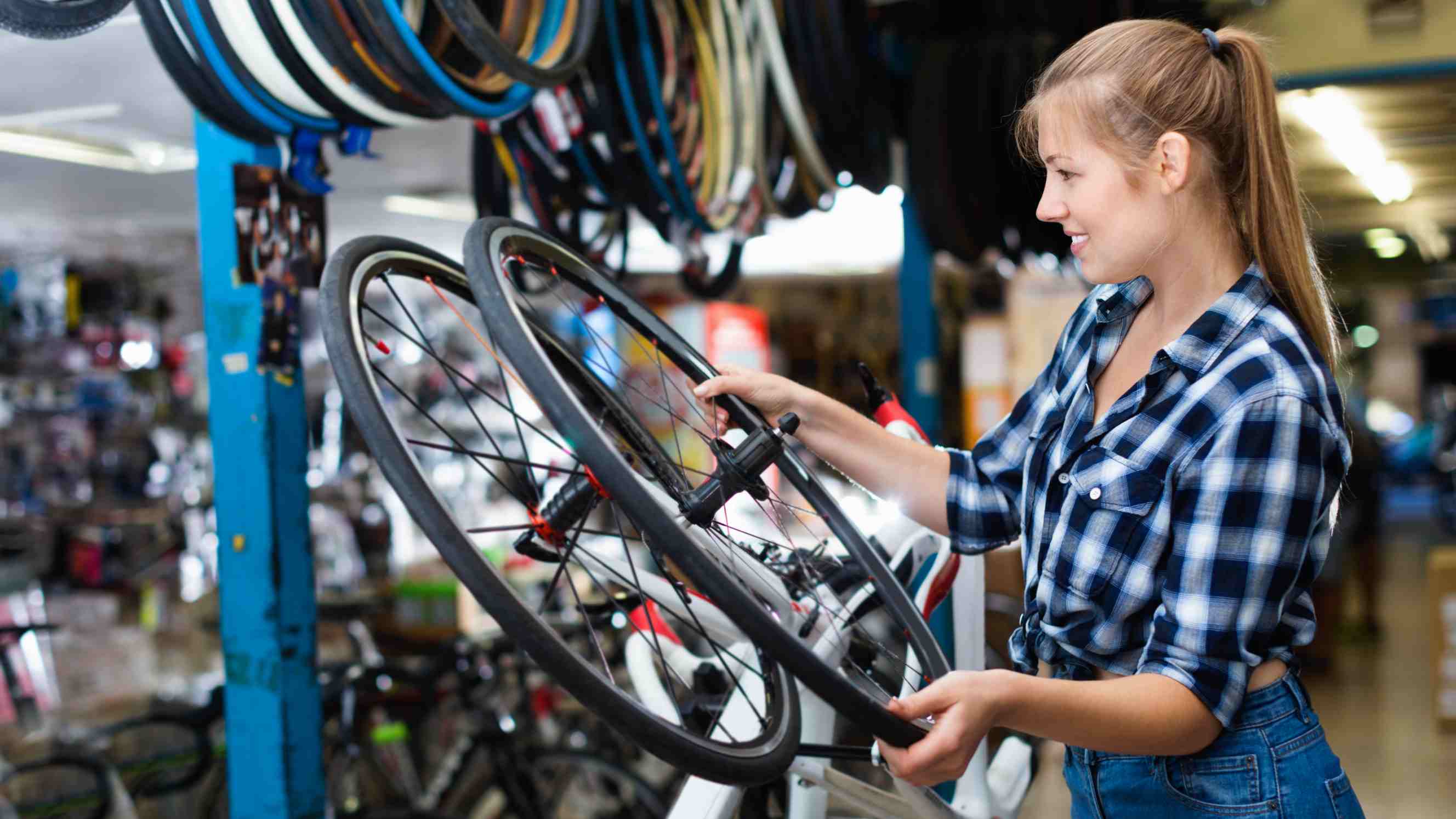 tubeless vs tube: happy female choosing between a tubless or tube tyre system for her bicycle