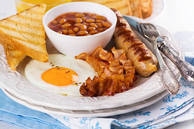 Irish breakfast vs English breakfast - Traditional English breakfast with fried egg, bacon, sausage, buttered toast, and beans