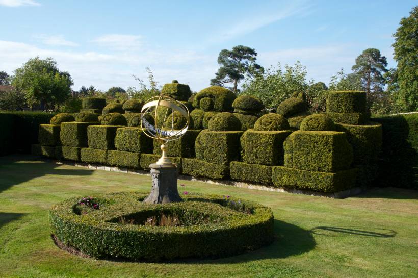 French garden vs English garden - a garden with a sundial in the middle