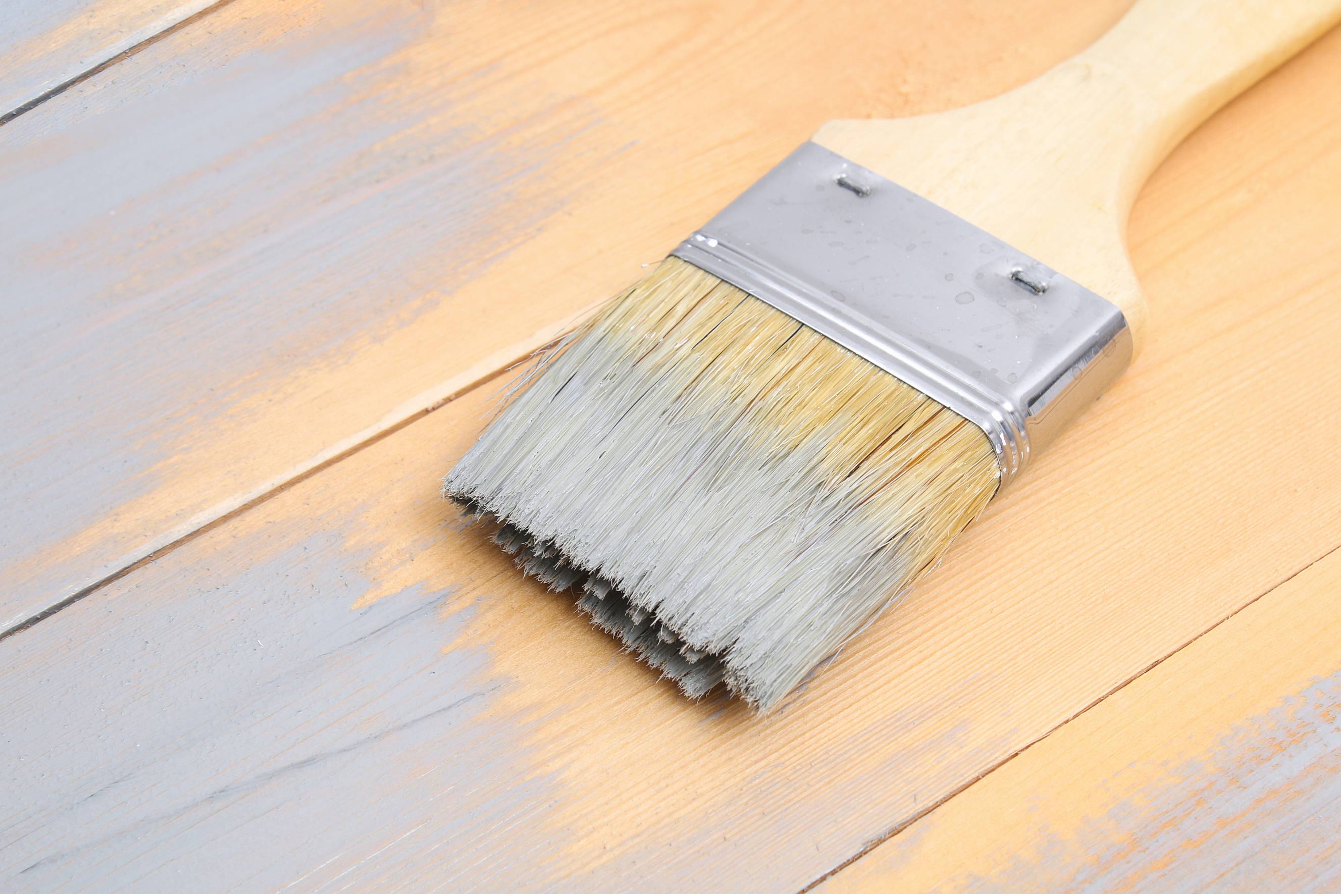 A brush with light grey paint