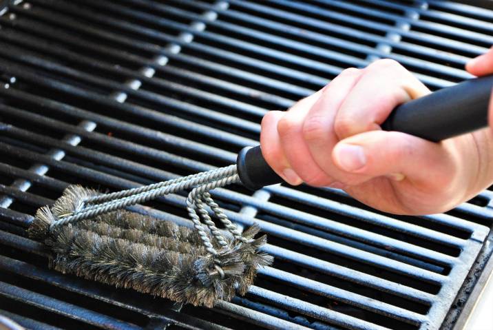 https://images.airtasker.com/v7/https://airtasker-seo-assets-prod.s3.amazonaws.com/en_US/1660041822815_Cleaning-BBQ-with-wire-brush.jpg