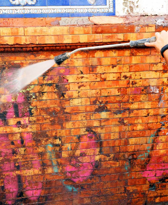 Cleaning graffiti with high pressure water jet equipment