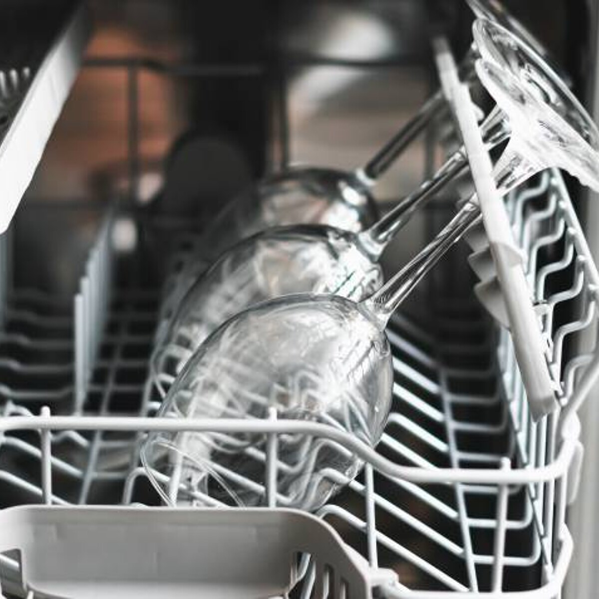 How to Clean Wine Glasses in the Dishwasher Without Breaking Them - Chateau  Grand Traverse