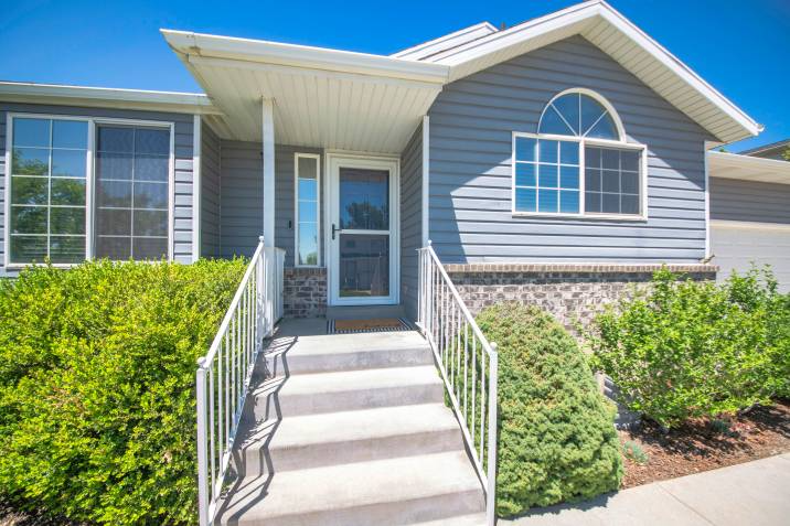 storm door on the entryway