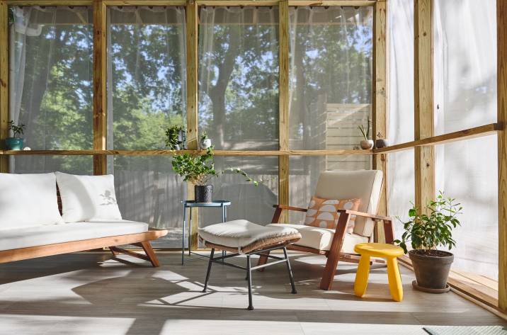 sunroom with screen doors and wall