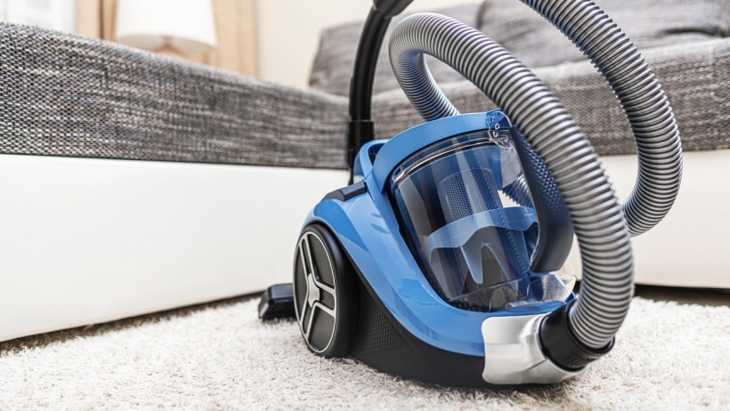 Bagged vs bagless vacuum - A bagless vacuum cleaner in the living room