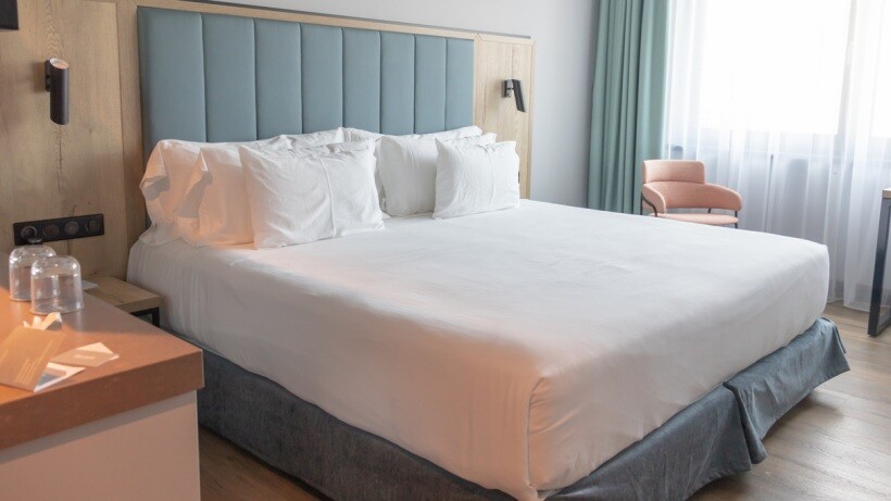 Double bed vs queen bed vs king bed - Light and cozy modern hotel room with comfortable king-size bed