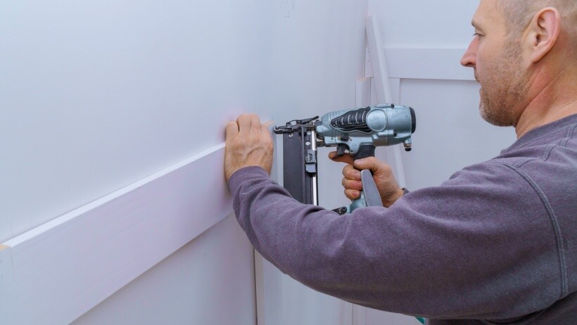 Brad nailer vs finish nailer - Installation of mouldings on the wall using a nail gun