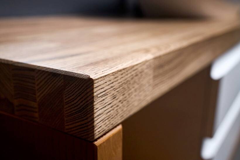 How to stop dust from collecting on desk - a wooden desk with a clean surface