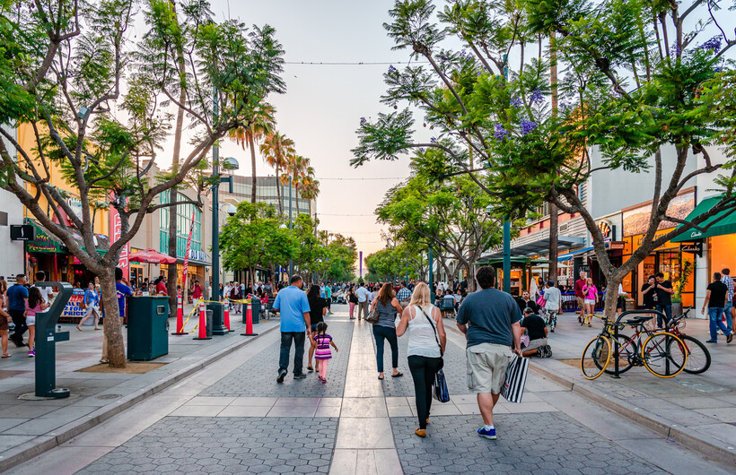 Shoppers strolling through the pedestrian-only zone in Santa Monica. - moving to Los Angeles