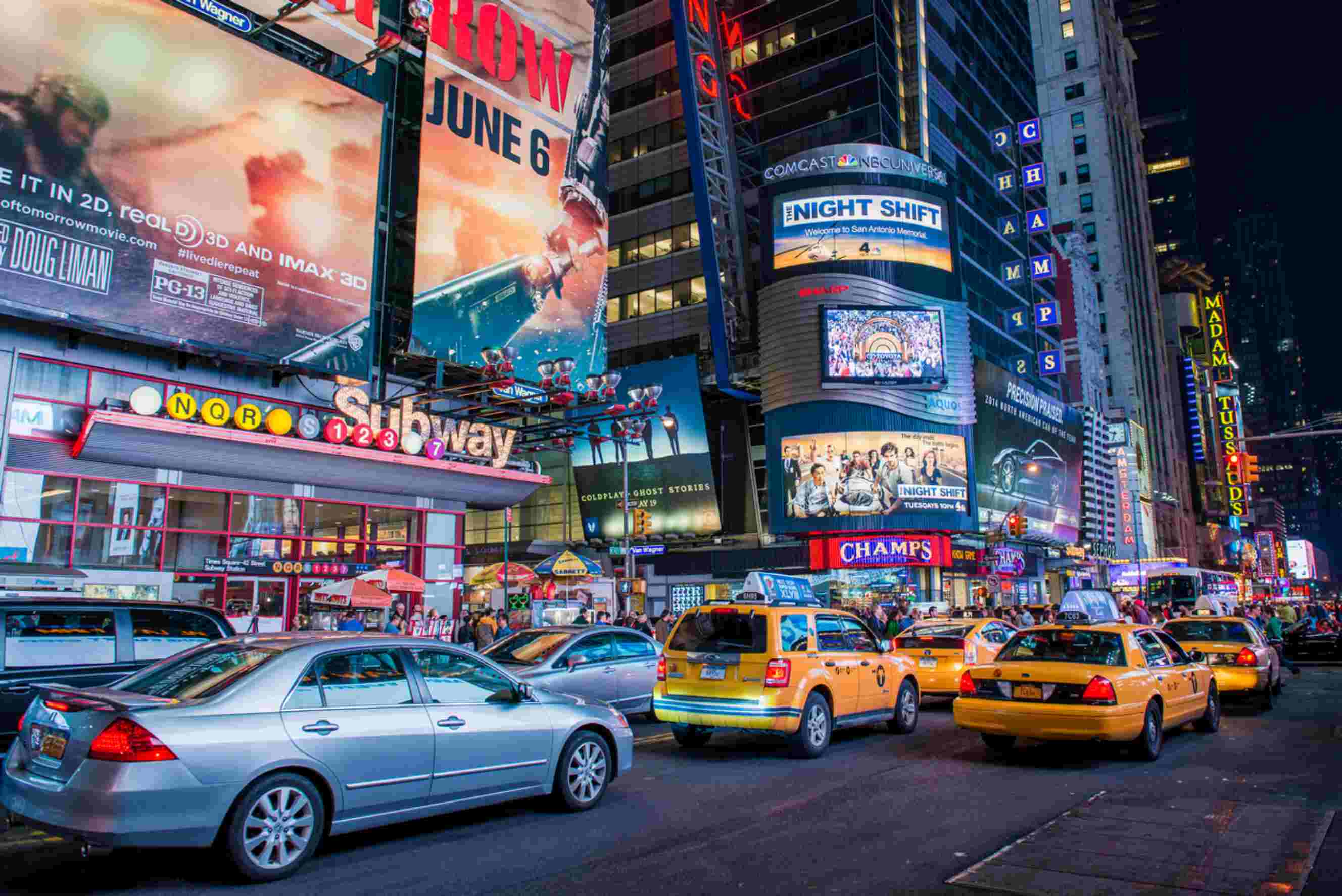 New York City street scene in Times Square, a common destination for Philadelphia to New York moves