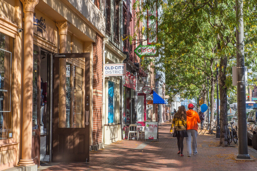 Historic brick buildings and a cobblestone street in the Old City neighborhood. - moving to Philadelphia