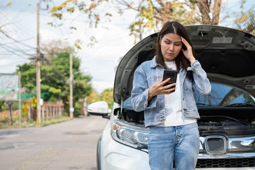 how much does a mobile mechanic cost - Woman finding a mobile mechanic after a car breakdown on the roadside