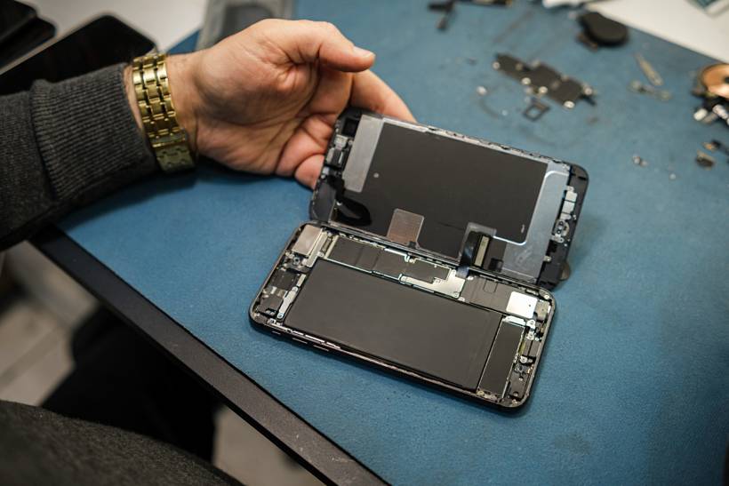 iPhone repair cost - iPhone screen separated during repair process