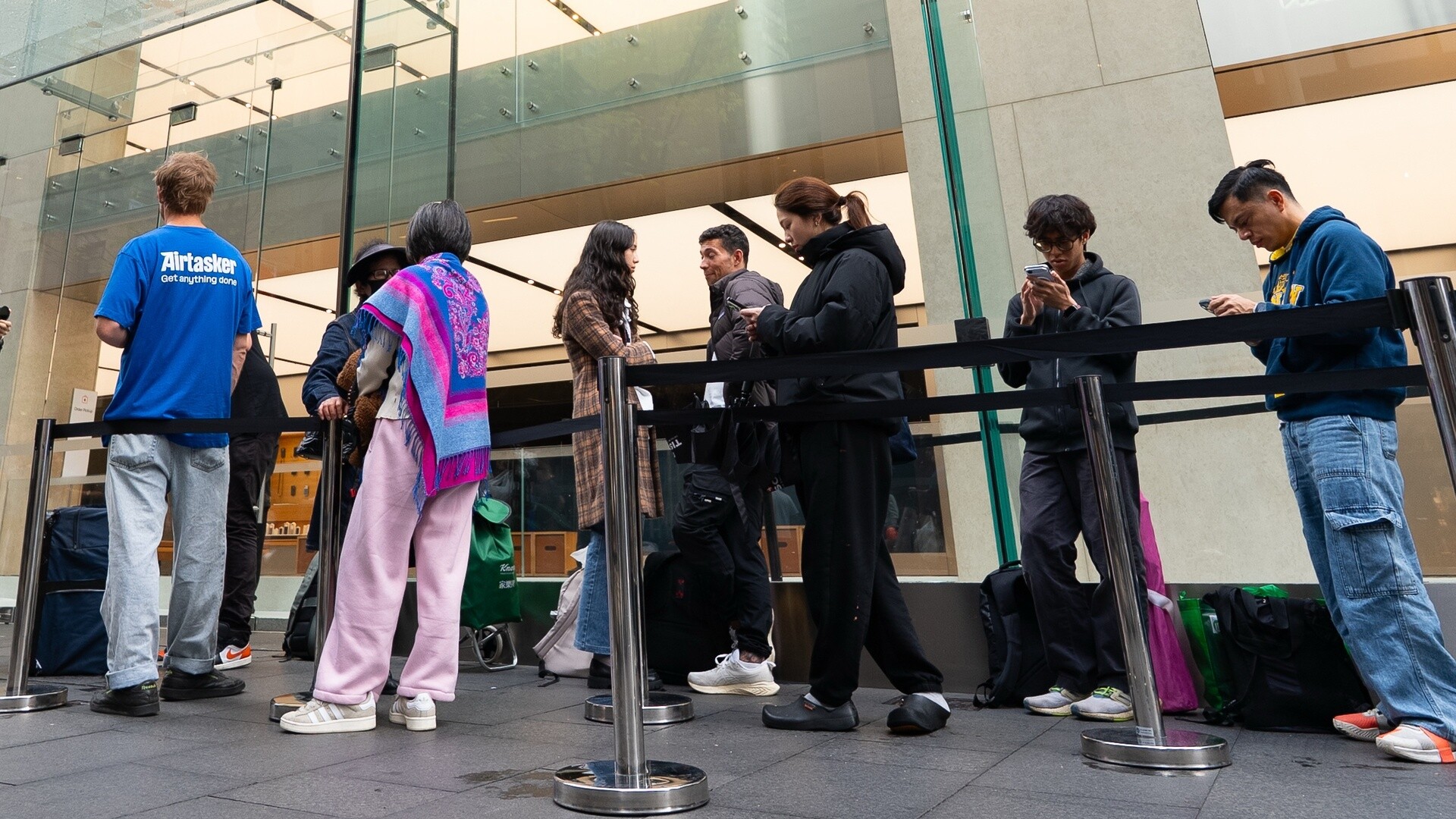 No more waiting: People are hiring Taskers to stand in line for the iPhone Duo